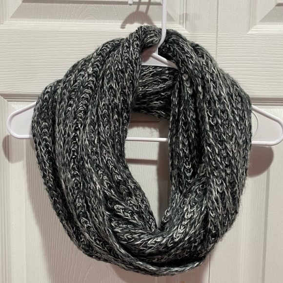 FOREVER 21 Warm Knitted Gray Infinity Scarf - one size - Picture 2 of 2